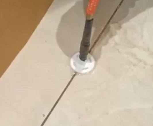三都瓷砖空鼓维修公司专业解答瓷砖在铺贴过程中，如果没有涂抹均匀到位的粘结材料（如水泥砂浆或瓷砖胶），可能会导致以下问题